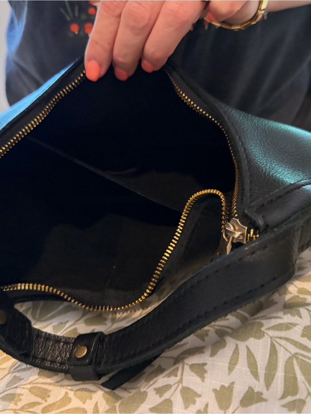 Portland Leather Classic Crescent Nora Black pebble Leather Shoulder Bag - Picture 6 of 7
